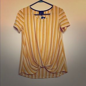 Yellow striped retro shirt 🌼 ☀️
